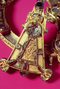 Tara bross (öntött ezüst arany fóliával, gyöngyökkel, arannyal, borostyánnal és üveggel) (részlet)
